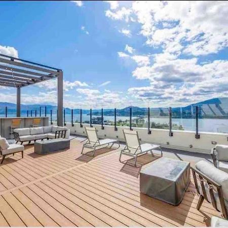 Amazing Brand New Lakeview Condo Downtown Келоуна Екстериор снимка