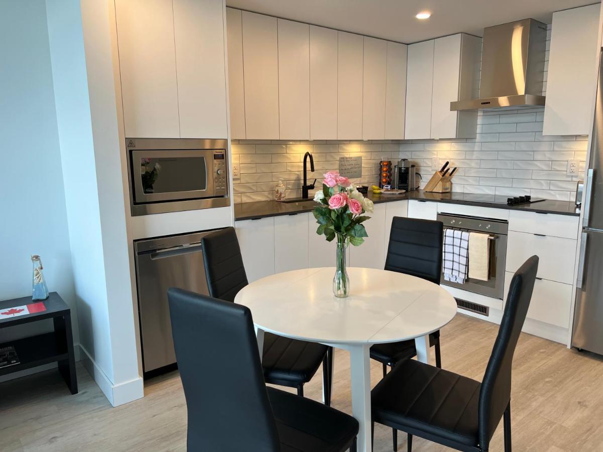 Amazing Brand New Lakeview Condo Downtown Келоуна Екстериор снимка