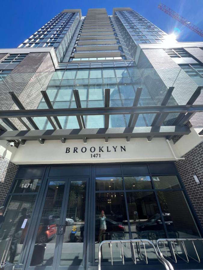 Amazing Brand New Lakeview Condo Downtown Келоуна Екстериор снимка