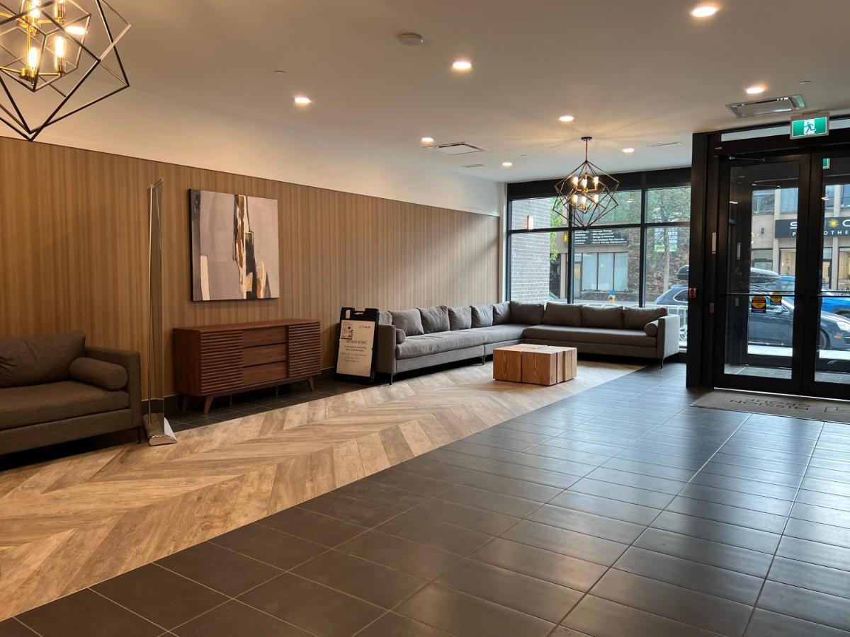 Amazing Brand New Lakeview Condo Downtown Келоуна Екстериор снимка