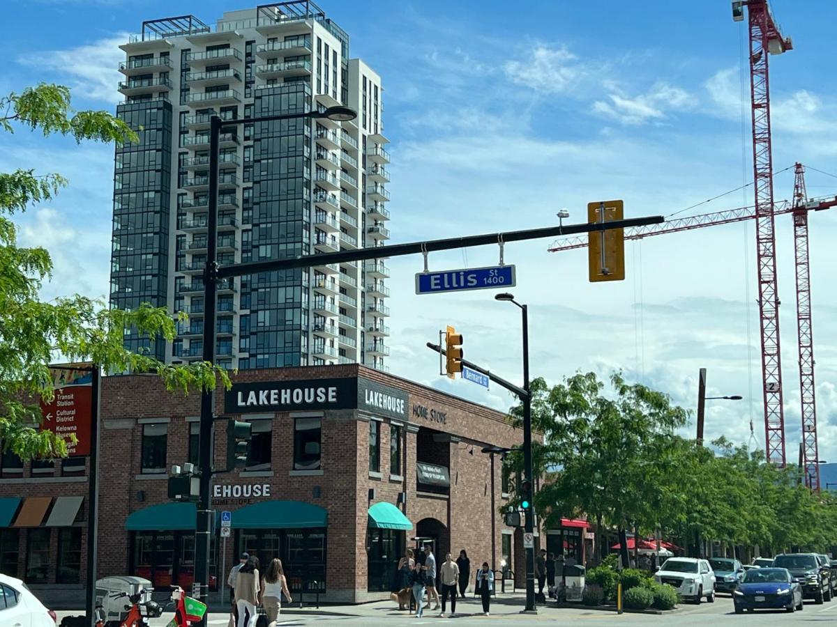 Amazing Brand New Lakeview Condo Downtown Келоуна Екстериор снимка